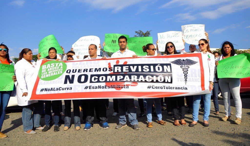 Médicos de Santiago reclaman revisión de exámenes reprobados